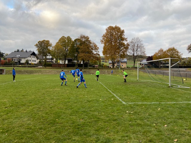 A-Jugend gewinnt letztes Hinrundenspiel und feiert zum Abschluss Oktoberfest